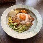 バルバルキッチンアメリ - ランチ：熟成塩サーモンとアボカドのポキ丼(¥1,380)
      僕は実はサーモンが苦手。でもこの店の塩サーモンは不思議と食べられる。特製タレとアボカドと合わせた濃厚な旨みで食べる丼は実に美味しかった！
