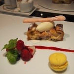 Rezandoruzayoumei Kurabu - ・飛騨産白桃の温かいパイタルトとバニラアイスクリーム ミックスベリーのソース