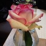 テーブルのバラ