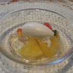 ミクニ マルノウチ - パイナップルのコンポート　ココナッツソルベ添え