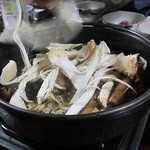 御料理 タイガー - キノコ鍋の上にマツタケを加えます。