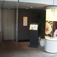 ミクニ マルノウチ - 店の入り口　専用エレベーターで２階へ