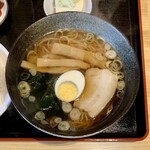 ラーメン 蔵 - ラーメンと半カレー ¥850 のラーメン