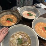 つるとんたん UDON NOODLE Brasserie - 大きな大きなどんぶり。こちら普通サイズですが、確かふた玉まで無料増量だったかと。鴨なんうどん、明太子卵とじ、クリーム明太子。