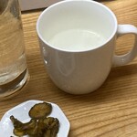 海老忠 - 着席すると鶏スープと漬物。