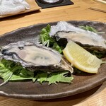 北新地ここの - 生牡蠣もいただきました。