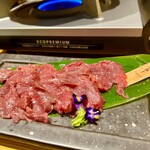 Kitashinchikokono - カンガルーの赤身肉。こちらも陶板で焼き、自家製ポン酢につけて召し上がります。柑橘系のポン酢とよく合います。