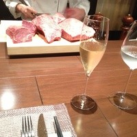 北新地 福多亭 The Ukai - このお肉を切り分けてくださいます。