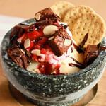 石捏冰淇淋 (草莓沙司&巧克力布朗尼)