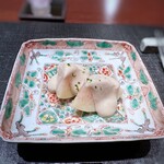 奈良屋町 青 - ＊見ていると桃は大きめで湯引きで皮むきをされていました。桃自体も甘いですね。 白和え衣のお味が良く、ナッツが入ることで食感も楽します。細部まで計算された品なのが、よくわかります。