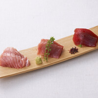 天然鮪の食べ比べ（大トロ・中トロ・赤身）