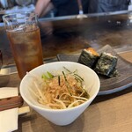 東京下町もんじゃ屋Rikyu - サラダ、えびむすび、ウーロン茶