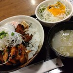 Ganso Yakitori Kushi Hacchin - 鶏もも焼き丼　並　全景　肉の大きさ本数が違かった　系列同じでも別のお店なんでしょうがないですよね
