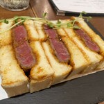洋食酒場 フライパン - おいしすぎたメインのお肉サンド。恐らく世界で一番柔らかジューシーだと思われます。