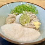 うどん 讃く - その日の湿度や温度によって水分量、熟成時間を変えて
            ふみ具合などを調整し生地を作っているという拘りが凄い
            山芋をトッピングしてツルッツルと