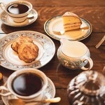 ヴィクトリアンローズ - 自家製スコーンと5種類の茶葉からお選び頂けるポットティーのセット