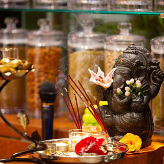 非凡的空间和高品质的印度和泰国菜
