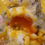 ハライソ - ポテサラの中の半熟ゆで卵