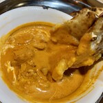アジアン屋台 チャオパリバール - バターチキン中辛にチーズナン投入中