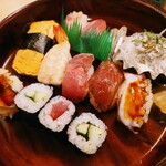 Sushi Fujita - 令和5年9月
                      ランチタイム(11:30〜13:30)
                      にぎり一人半定食 税込1000円
                      にぎり10貫、細巻き3切れ、お吸い物