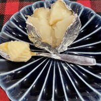 くいしんぼー山中 - どちらのランチにも、じゃがバターが付いてくる。