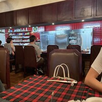 くいしんぼー山中 - 一階にはカウンター席とテーブル席が3つ。今回はテーブル席だった。吹抜けの2階にも席がある様だが、人は居ない。