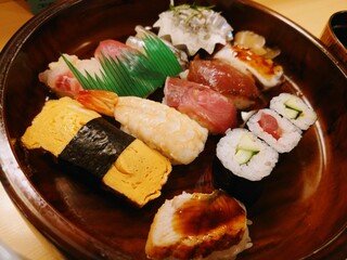 Sushi Fujita - 令和5年9月
                        ランチタイム(11:30〜13:30)
                        にぎり一人半定食 税込1000円
                        にぎり10貫、細巻き3切れ、お吸い物