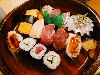 Sushi Fujita - 令和5年9月
                        ランチタイム(11:30〜13:30)
                        にぎり一人半定食 税込1000円
                        にぎり10貫、細巻き3切れ、お吸い物