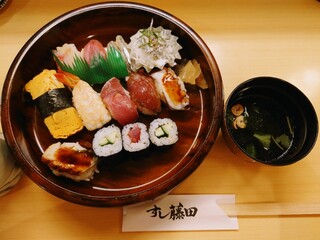 Sushi Fujita - 令和5年9月
                        ランチタイム(11:30〜13:30)
                        にぎり一人半定食 税込1000円
                        にぎり10貫、細巻き3切れ、お吸い物