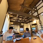Kawarasoba Uguisu - 高い天井と特徴ある梁がいい雰囲気です。