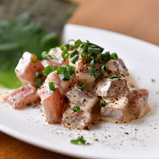 [Dinner] A variety of delicious side dishes, including authentic raw tuna and mayonnaise, will make you want to drink