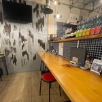 焼売・おばんざい 紡 - 店内のカウンタ―