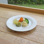 TABLE - 前菜のサラダ。