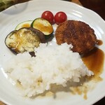 キッチン ブルー グローブ - クロケット１つ食べて、ご飯を乗せます