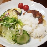 キッチン ブルー グローブ - クロケットはクォーター、ご飯、サラダ、お新香を乗せて