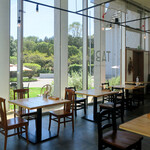 TABLE - 窓が大きく明るい店内。