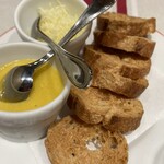 ローブリュー - パンとアイオリソース、チーズ
                                お魚のスープと一緒に食べます