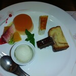 志喜亭 - お腹いっぱいだけど、デザートは別腹です　グレープフルーツのババロアは間違いなく美味しい。ケーキはティッシュに包んで翌朝いただきました