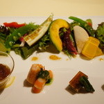 胡桃茶家 - 有機野菜の彩りサラダとちいさな前菜四種　これは見た目も体にも良くて尚且つ美味しい