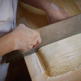 Enjoy to your heart's content the carefully selected soba noodles made by artisans.