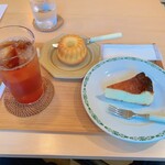 喫茶はちや - 有機アイスティー（うきはの山茶）580円、バスク風チーズケーキ 550円、まなみさんのバニラケーキ  クグロフ 480円（いずれも税込）