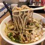 ラーメン酒場 天狗 - 太麺リフト。ワシワシしてて二郎系の麺に近い感じです。