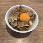ラーメン酒場 天狗 - バラ肉と卵の黄身をライスに乗せてみました。美味しいです♪