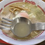 Sugakiya - 「特製ラーメン」のスープと、独特な先割れスプーン
                        2023年9月7日