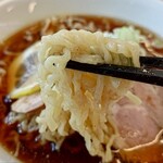 津軽旨米屋 - 麺はやや太い縮れ麺