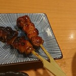 大衆日本酒バル ふとっぱらや 船橋店 - 豚アブラ(左)豚カシラともにタレで