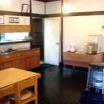 そば処　馬越 - 店内は流石におじ様たち相手なんで清潔感ありますよ