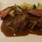 カフェダイニング ナナヴァル - 鶏モモ肉の赤ワイン煮込み