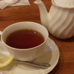 カフェダイニング ナナヴァル - レモンティーはポットで