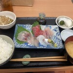 Asuka - 刺身定食(¥1100) -  定食はご飯と小鉢(今回はナスのお浸し)、味噌汁(わかめ)、漬物がついています。魚屋が営む割に魚の味がイマヒトツだったのは残念ですが、駅近で海産物のランチが頂けるのは嬉しい